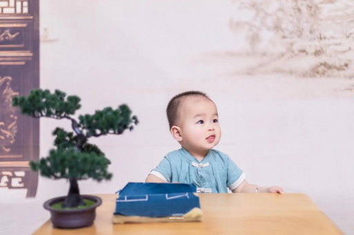 衡东怀孕肚子中间凹两边凸